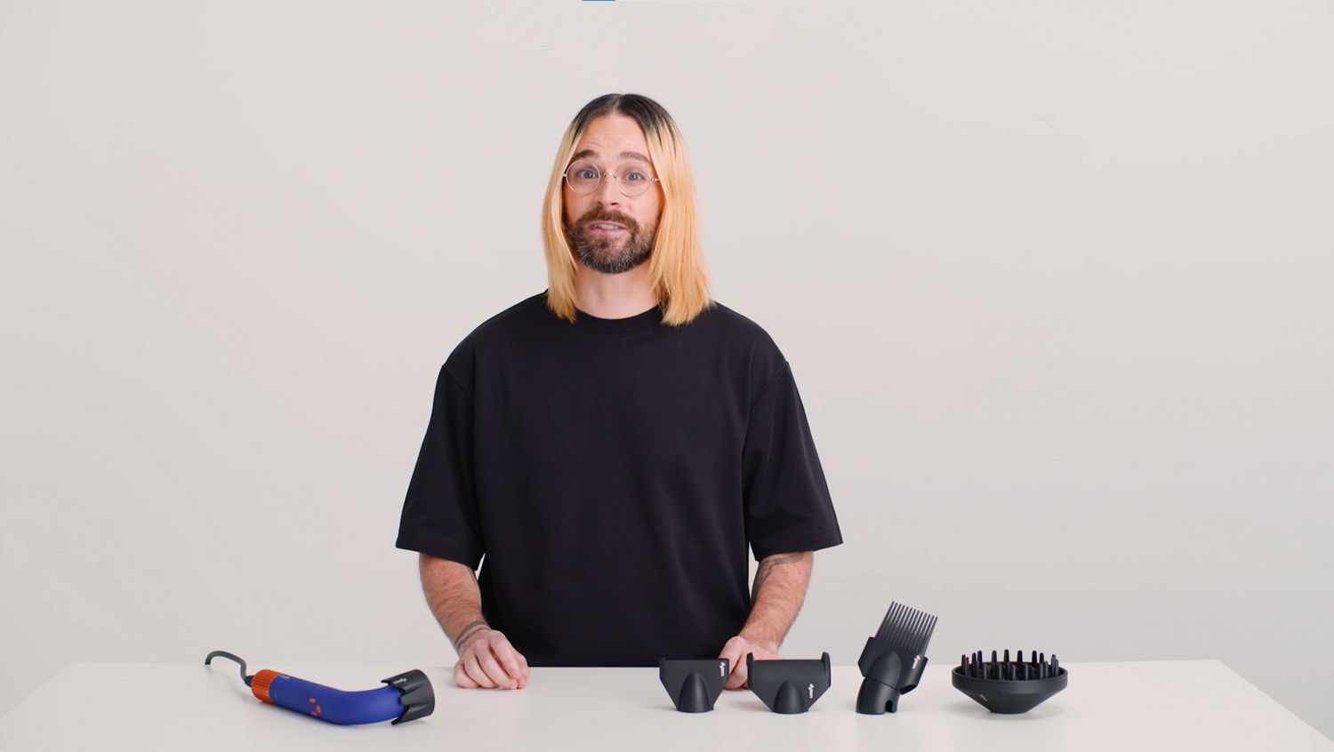 Pierre Saint Sever avec le sèche-cheveux professionnel Supersonic R et ses embouts